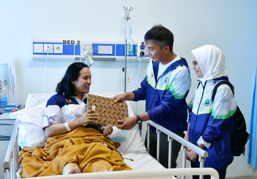 120f1079 3cfb 4443 8b3c c9869ad5309f Yazella Agustin Dikunjungi Bey Machmudin, Atlet Terjun Payung PON XXI Jabar Cedera