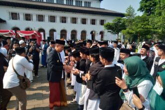 IMG 20241022 WA0065 Bey Machmudin Pimpin Apel Hari Santri Nasional 2024 di Gedung Sate