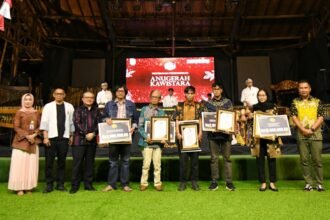 IMG 20241026 WA0000 Bey Machmudin Hadiri Anugerah Bahasa dan Sastra Kawistara 2024