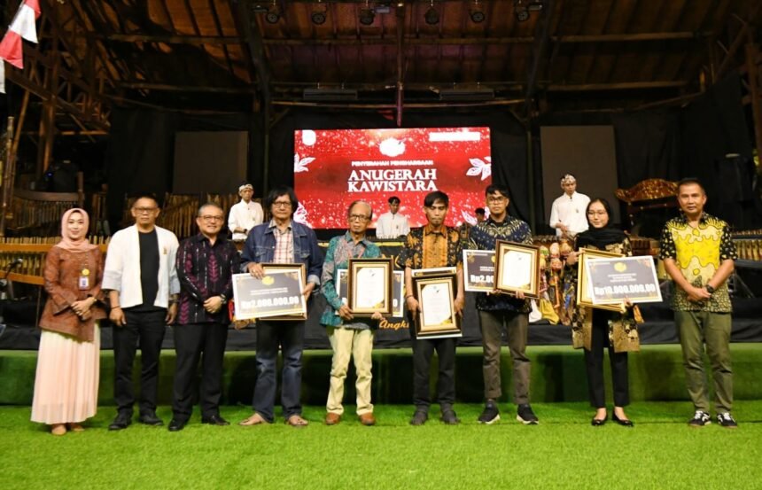 IMG 20241026 WA0000 Bey Machmudin Hadiri Anugerah Bahasa dan Sastra Kawistara 2024