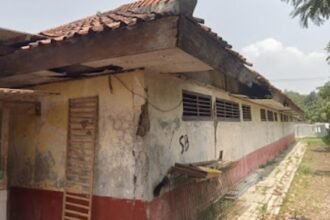 IMG 20241030 WA0003 SDN Mekarjaya 1 Memprihatinkan, Siswa Belajar dengan Plafon Ruang Kelas Bolong