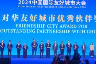 Foto bersama, Inspektur Provinsi Jawa Barat Eni Rohyani, usai menerima penghargaan. (Istimewa)