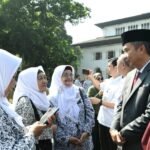 Bey Machmudin usai upacara peringatan Hari Kesehatan Nasional (HKN) ke-60 berbincang-bincang dengan ASN Jabar. (istimewa)