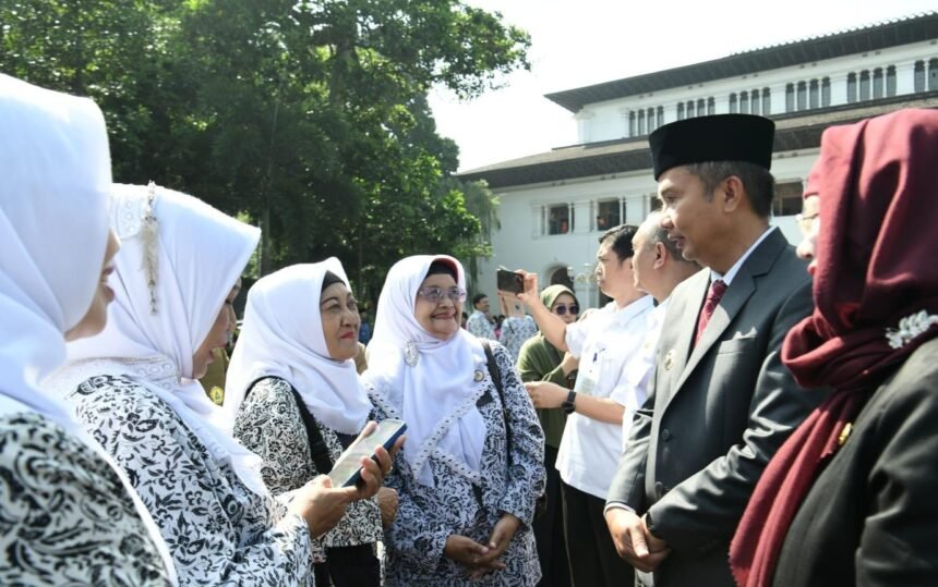 Bey Machmudin usai upacara peringatan Hari Kesehatan Nasional (HKN) ke-60 berbincang-bincang dengan ASN Jabar. (istimewa)