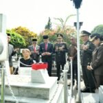 Penjabat Gubernur Jawa Barat Bey Machmudin bersama jajaran forkopimda berdoa di makam pahlawan Dewi Sartika. (istimewa)