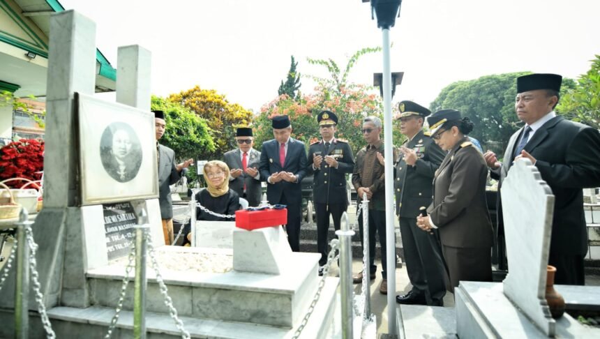 Penjabat Gubernur Jawa Barat Bey Machmudin bersama jajaran forkopimda berdoa di makam pahlawan Dewi Sartika. (istimewa)