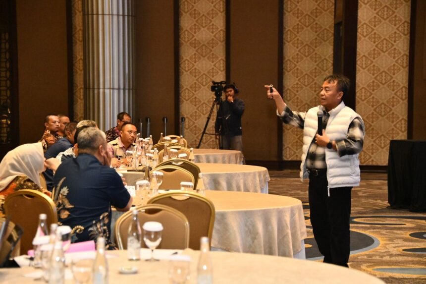 Sekda Jabar Herman Suryatman menghadiri Rapat Koordinasi Penataan Desa dengan tema Transformasi Penataan Desa di Jawa Barat di Hotel Resinda, Karawang. (istimewa)