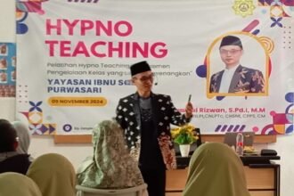 Narasumber, Syaepul Rizwan, S.Pd., M.M. saat menyampaikan materi Hypno Teaching di Yayasan Ibnu Soleh Purwasari Kabupaten Karawang.