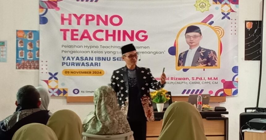 Narasumber, Syaepul Rizwan, S.Pd., M.M. saat menyampaikan materi Hypno Teaching di Yayasan Ibnu Soleh Purwasari Kabupaten Karawang.