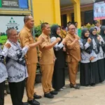 Bupati Aep Syaepuloh usai memantau program makan gratis foto bersama.