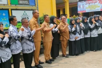 Bupati Aep Syaepuloh usai memantau program makan gratis foto bersama.