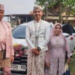 Saeful dan keluarganya sebelum akan pernikahan bersama mobil pengantin Pemkab Karawang. (Nur Miroji)