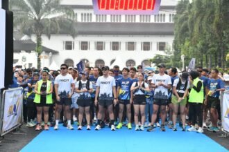 Peserta fun run Hari Bakti Pekerjaan Umum 2024 sesaat dilepas Bey Machmudin di Gedung Sate Bandung.