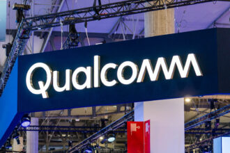 Perusahaan semikonduktor seperti QUALCOMM Incorporated (NASDAQ:QCOM) dan Intel memimpin inovasi ini