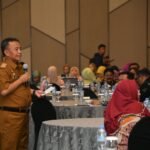 Sekda Jabar Herman Suryatman dalam pertemuan evaluasi stunting tingkat Provinsi (TPPS) dan Kab/kota serta Aksi Stunting Award (ASA) di Hotel Holiday Inn, Kota Bandung. (istimewa)