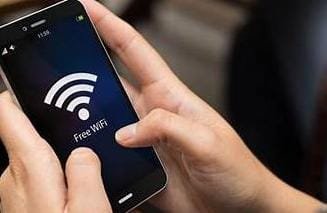 Ilustrasi mengendalikan wifi lewat ponsel.