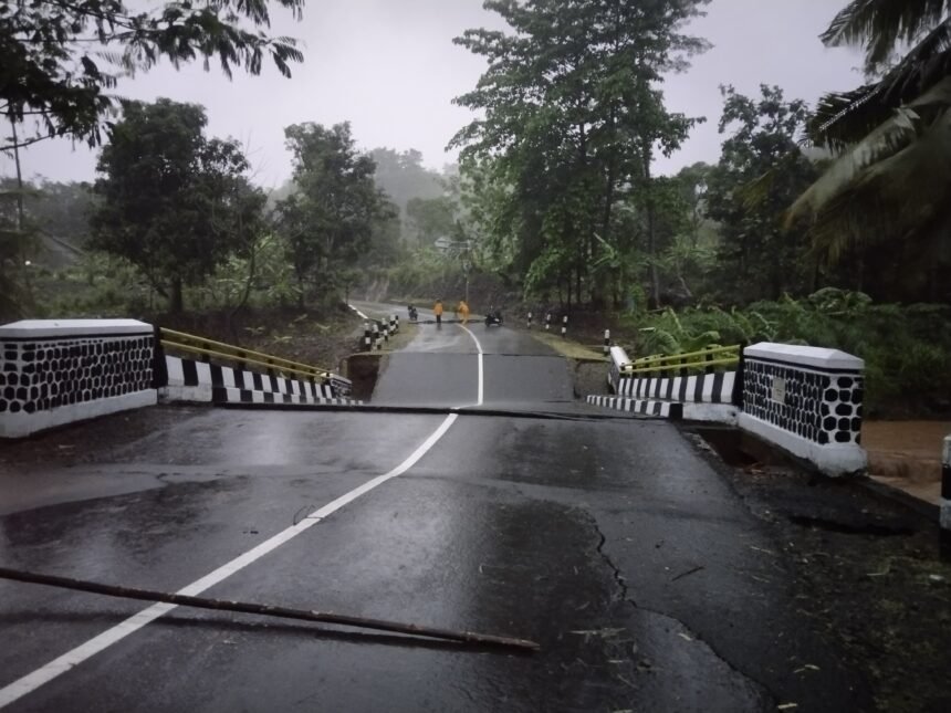 IMG 20241204 WA0057 Jalan ke Wisata Geopark Ciletuh Terputus Akibat Hujan Deras Dua Hari