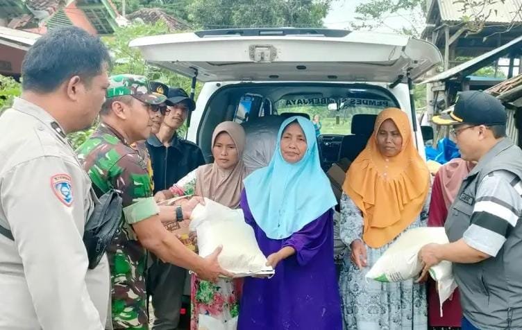 IMG 20241208 WA0011 Bantuan Warga Terdampak Banjir Sungai Cikaso di Distribusikan dengan Perahu dan Ambulans