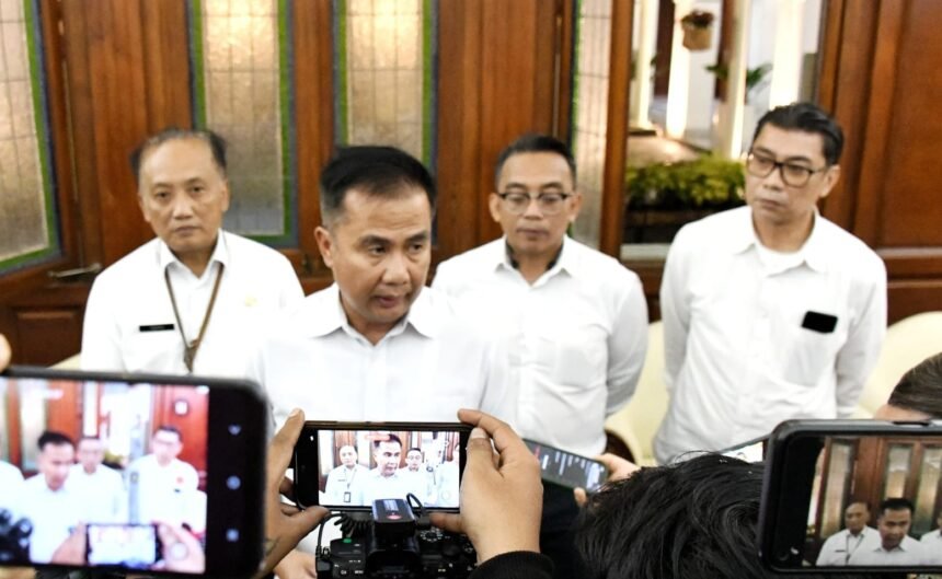 IMG 20241219 WA0000 Hanya Dua Daerah Disetujui, Penetapan UMSK Jawa Barat 2025 Semalam di Gedung Sate