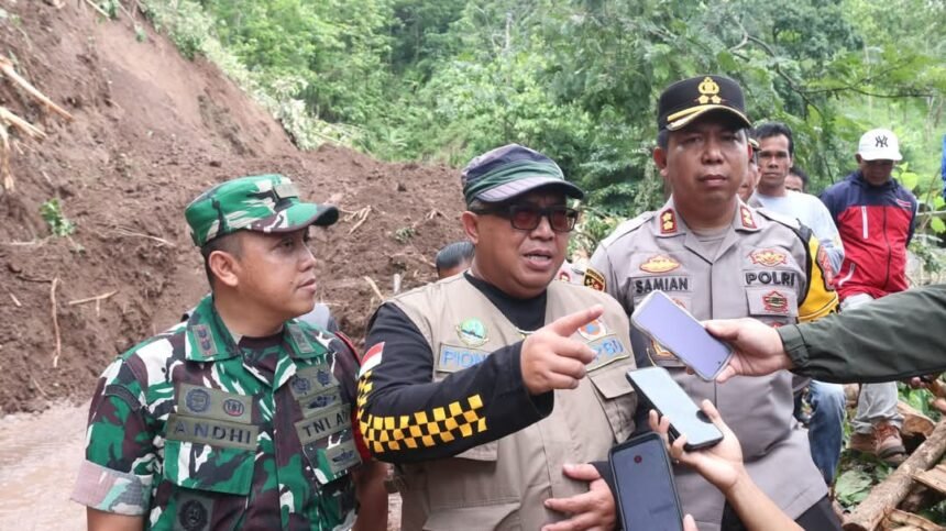 IMG 20241226 WA0010 Bupati Sukabumi Marwan Hamami Tinjau Lokasi Tanah Longsor di Simpenan
