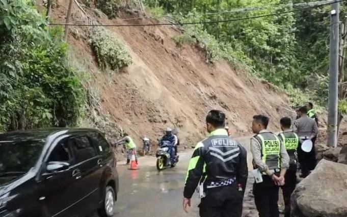 IMG 20241229 WA0000 Jalan Bagbagan - Kiara Dua Kembali Dibuka Pasca Longsor