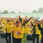 Senam sehat hut ke-60 partai Golkar di Lapang Gumbira, Kecamatan Nagrak, Kabupaten Sukabumi. (Telusur Bisnis)