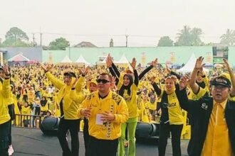 Senam sehat hut ke-60 partai Golkar di Lapang Gumbira, Kecamatan Nagrak, Kabupaten Sukabumi. (Telusur Bisnis)