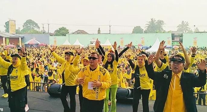 Senam sehat hut ke-60 partai Golkar di Lapang Gumbira, Kecamatan Nagrak, Kabupaten Sukabumi. (Telusur Bisnis)