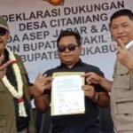 Asep Jena, SH (tengah) Ketua Relawan AJ bersama H. Asep Japar dan H. Andreas. (Telusur Bisnis)