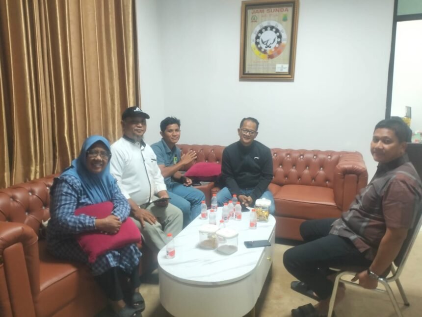 Wakil Ketua DPRD Kabupaten Karawang, **Haji Tatang Taufik**, menerima kunjungan dari komunitas UMKM Karawang Enterpreneur Sejahtera di kantor DPRD.