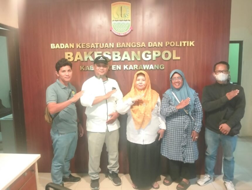 Badan Kesatuan Bangsa dan Politik (Kesbangpol) Kabupaten Karawang menerima kunjungan dari komunitas UMKM Karawang Enterpreneur Sejahtera di kantor dinasnya.