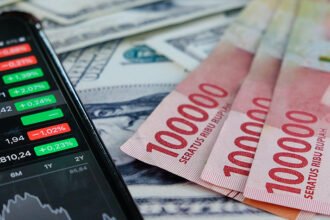 Menurut data Refinitiv, nilai tukar rupiah ditutup melemah 0,44%, berada di level Rp15.990 per dolar AS.