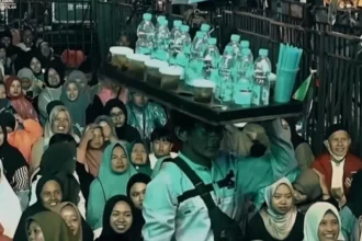 Langkah Ustaz Fakhrurrazi untuk memberangkatkan penjual es teh ke Tanah Suci menjadi simbol transformasi dari hinaan menjadi berkah.