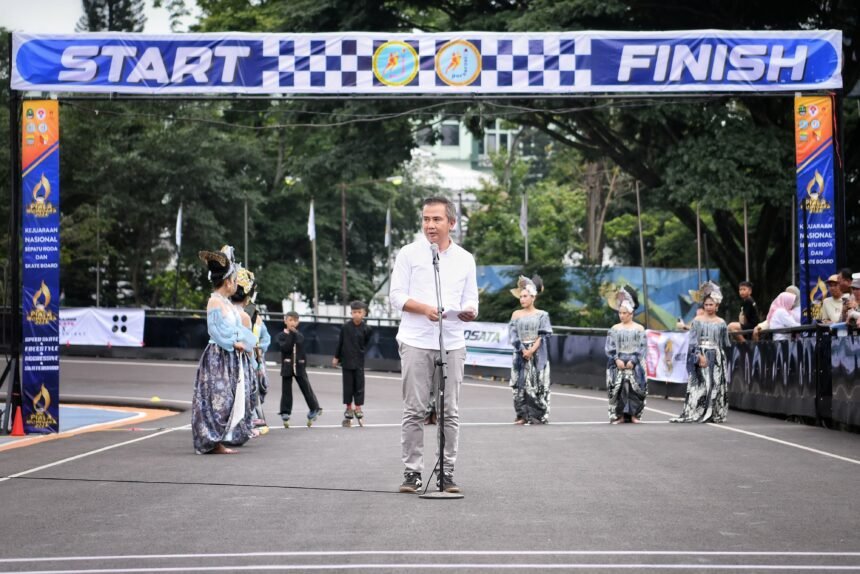 Penjabat Gubernur Jawa Barat Bey Machmudin membuka Kejuaraan Sepatu Roda dan Skateboard Nasional Piala Ibu Negara (PIN) Tahun 2024, di Gelanggang Olahraga (GOR) Saparua, Kota Bandung. (istimewa)