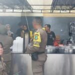 Petugas Satpol PP Kota Sukabumi melakukan penertiban pedagang kaki lima (PKL). (Mediaseruni)