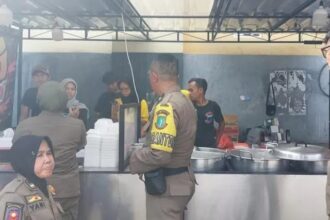 Petugas Satpol PP Kota Sukabumi melakukan penertiban pedagang kaki lima (PKL). (Mediaseruni)