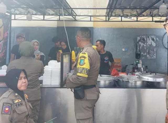 Petugas Satpol PP Kota Sukabumi melakukan penertiban pedagang kaki lima (PKL). (Mediaseruni)