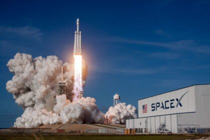 Dengan valuasi US$350 miliar, SpaceX terus menunjukkan bahwa inovasi dan visi Elon Musk telah merevolusi industri luar angkasa.