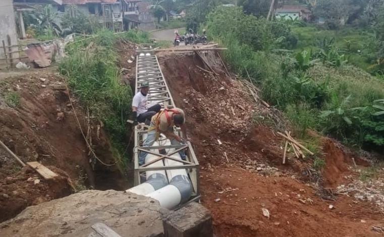 IMG 20250101 WA0001 Perbaikan Jalan Longsor di Desa Cijengkol Sukabumi Dimulai