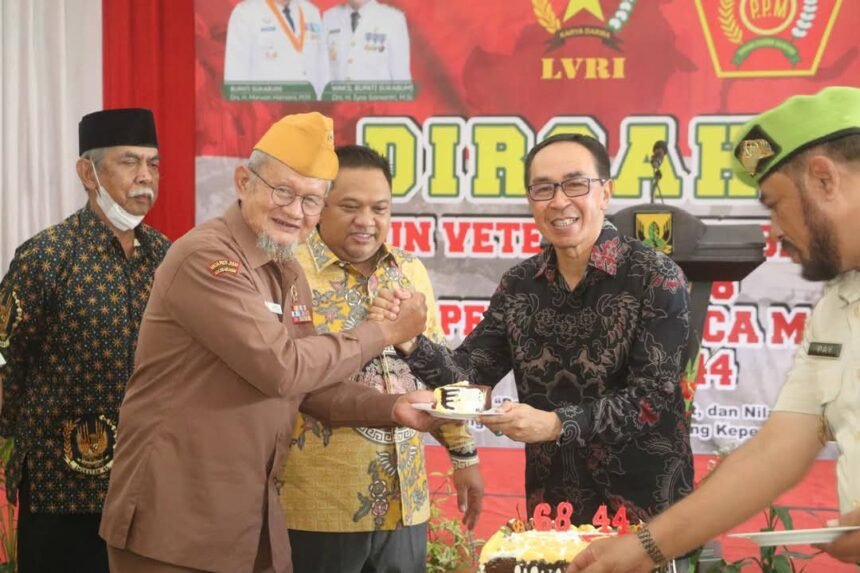 Sekda Ade Suryamanhasi di acata  Peringatan Hari Ulang Tahun ke 68 Legiun Veteran Republik Indonesia (LVRI)  dan Hari Ulang Tahun ke 44 Pemuda Panca Marga (PPM)  Tahun 2025 Tingkat Kabupaten Sukabumi. Pendopo, Sabtu, (24/01/25).