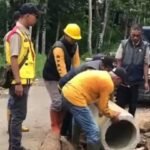Petugas dari UPTD PU Wilayah Jampangkulon memperbaiki sementara sebuah gorong-gorong yang amblas