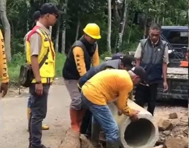 Petugas dari UPTD PU Wilayah Jampangkulon memperbaiki sementara sebuah gorong-gorong yang amblas