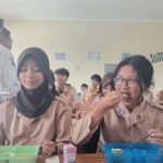 Anggota DPR RI Komisi IX Fraksi PKB, Zainul Munasichin, memantau program MBG di pondok pesantren di Kecamatan Cisaat. (istimewa)