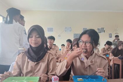 Anggota DPR RI Komisi IX Fraksi PKB, Zainul Munasichin, memantau program MBG di pondok pesantren di Kecamatan Cisaat. (istimewa)