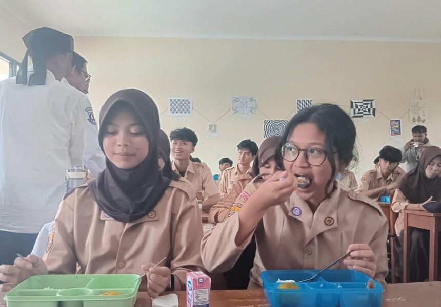 Anggota DPR RI Komisi IX Fraksi PKB, Zainul Munasichin, memantau program MBG di pondok pesantren di Kecamatan Cisaat. (istimewa)