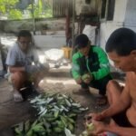 Koko Marsel mengolah pisang menjadi keripik pisang di rumahnya. (Prima Arno/Mediaseruni)