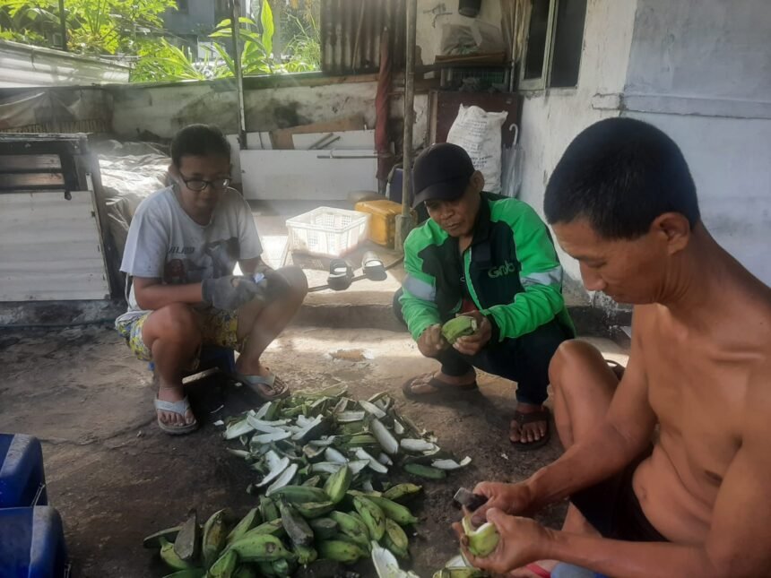 Koko Marsel mengolah pisang menjadi keripik pisang di rumahnya. (Prima Arno/Mediaseruni)