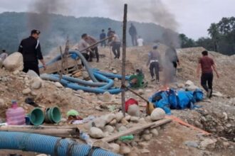 Petugas mengerebek aktifitas pertambangan emas tanpa izin di Kabupaten Sukabumi. (Istimewa)