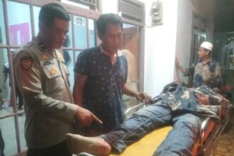 Korban tabrakan Tantan setelah dievakuasi petugas ke rumah sakit terdekat. (Andi/Telusur Bisnis)