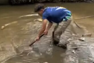 Petugas DPUTR Kota Sukabumi melakukan pembersihan bendungan Cijambe. (Prima Arno/Telusur Bisnis)